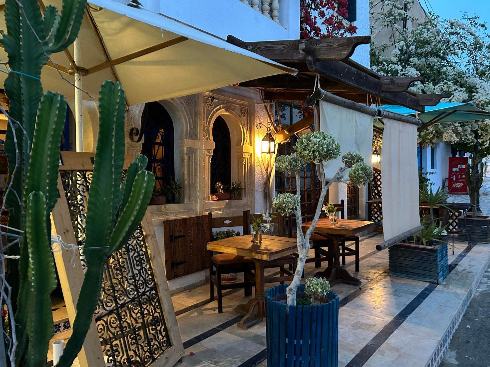 L'Artisan Hotel Harqalah Exterior photo